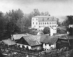 Utsikt över herrgården, spiksmedjan, lancashiresmedjan och sillboden vid Hagge bruk omkring år 1870.