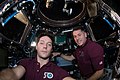 Shane et l'astronaute français Thomas Pesquet dans la coupole de la station lors de la saisie du cargo japonais HTV-6.