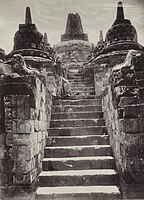 Jávský muž na schodech na terasy, Borobudur