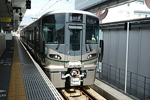 奈良駅に停車中の227系による普通列車 （2019年9月）
