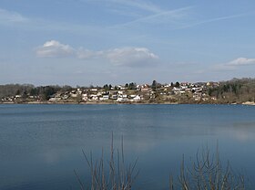 Constructions au bord du lac de Charmes