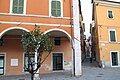 Piccolo scorcio del loggiato del Palazzo delle Logge a Carrara in Piazza Alberica.