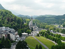 Veduta panoramica di Lourdes con la Basilica del Rosario