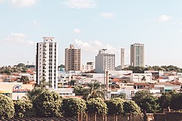 Uitzicht op de hoogbouw en de toren van de katholieke kerk Senhor Bom Jesus in Matão