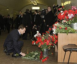 Presidentti Medvedev Lubjankan asemalla pommi-iskujen jälkeen.