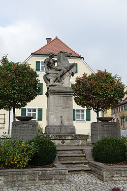 Kriegerdenkmal auf dem Marktplatz in Merkendorf. (Im Hintergrund ist das Amtshaus zu sehen.)