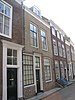 Huis met geverfde rechte gevel