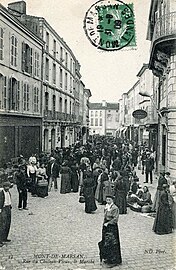 Le marché hebdomadaire en plein air sur l'actuelle place Charles de Gaulle se prolongeait sur la rue du Château-Vieux.