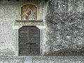 La portina laterale con riportate le date di costruzione e di restauro della chiesa.