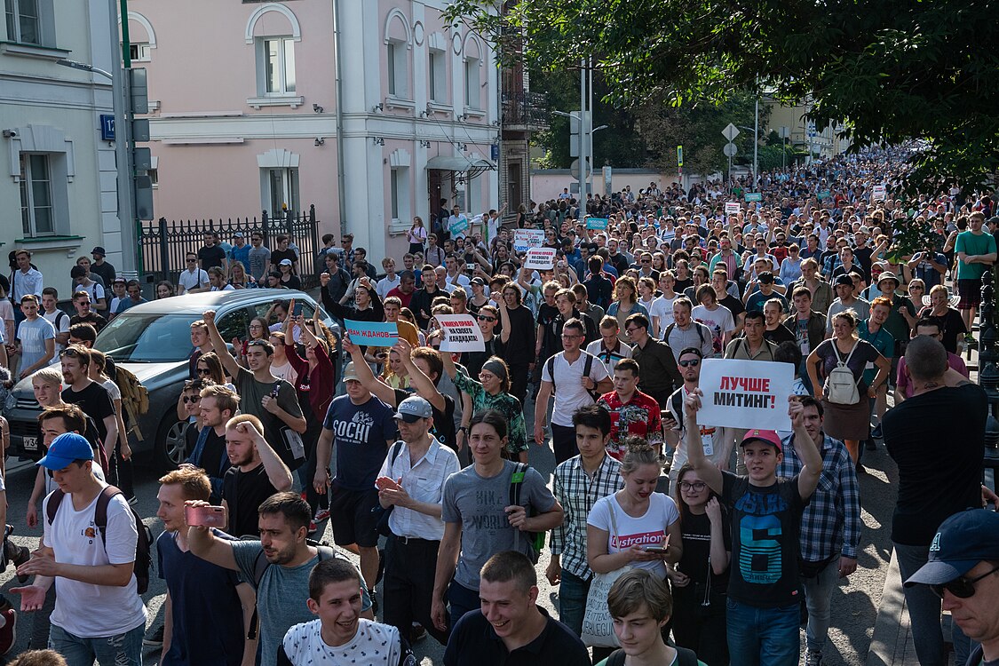 Колонна из нескольких тысяч человек перекрыла движение на бульварах...