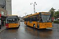 A-bus med røde hjørner og almindelig gul bus på linje 201A og 358 på Roskilde Station.