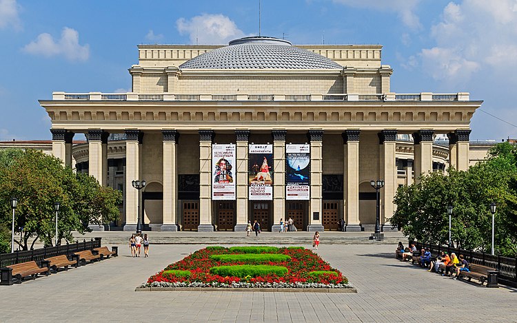 Здание Театра оперы и балета в Новосибирске