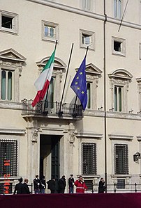 particolare delle bandiere di Palazzo Chigi, s...