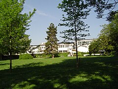 Arboreto con el ""lycée F. Furet al fondo.