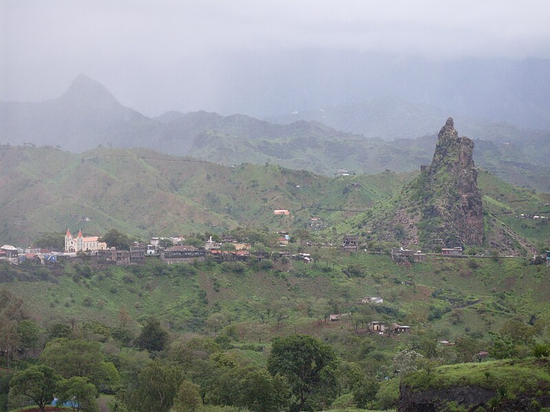 Ficheiro:Picos, Cape Verde.jpg