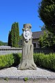 Denkmal in Form einer Plakette auf einem stilisierten Baumstamm in Pischelsdorf am Engelbach in Oberösterreich