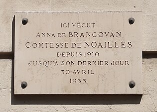Plaque sur l'immeuble où se trouvait l'appartement de la comtesse de Noailles.