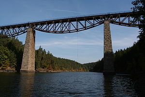 Eisenbahnbrücke über den Stausee