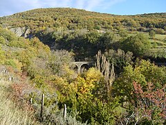 Pont de Saint-Pierre-la-Roche à l'automne.