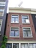 Huis met gevel onder rechte lijst waarboven dakvoorschot