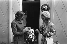 Princess Beatrix visiting the organization, 1971 Prinses Beatrix koopt zilveren aap tbv World Wild Life Fund Zeist, Bestanddeelnr 924-9397.jpg