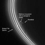 Identification de différents éléments sur une image des anneaux de Saturne et du satellite berger Prométhée