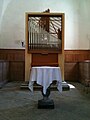 Orgel hinter Taufstein