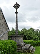 Croix monumentale à côté de l'église.