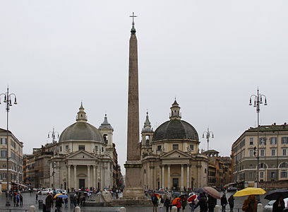 As "gêmeas" na entrada do tridente, Santa Maria in Montesanto e Santa Maria del Miracoli, com o Obelisco Flamínio entre elas.