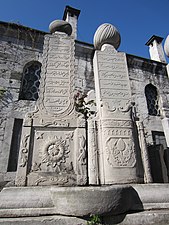 Külliye'deki mezartaşları (Mayıs 2011)