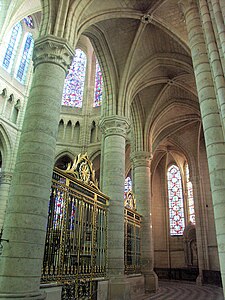 Le déambulatoire du chœur avec la clôture en fer forgé.