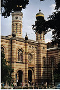 Intérieur de la synagogue de la Victoire à Paris au début du XXe siècle