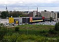 Blick auf den Supermarkt von Torupilli. Im Hintergrund die Türme der Tallinner Altstadt