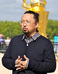 Takashi Murakami at Versailles Sept. 2010 (crop).jpg