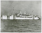 Passagerarfartyget Gripsholm under andra världskriget med officiell neutralitetsmålning. Mellan 1942 och 1946 var fartyget uthyrt till USA för de så kallade utväxlingsressorna i blanda annat Röda korsets regi.