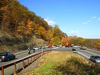 ทางโค้งหักศอกขึ้น-ลงเขา (Hairpin turn) ของทางหลวงหมายเลข 44 และทางหลวงรัฐนิวยอร์กหมายเลข 55 ในสันเขาชาวังกังของรัฐนิวยอร์ก