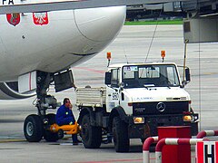 'n Unimog word as 'n terugstoottrekker gebruik