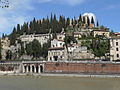 Hügel S. Pietro am linken Ufer der Etsch mit dem Teatro Romano di Verona, dem Archäologischen Museum im Römischen Theater und dem Castel San Pietro