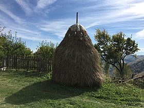 Стог во дворот на манастирот