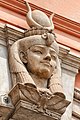 La chiave di volta con il volto della dea Iside situata all'ingresso del museo egizio del Cairo
