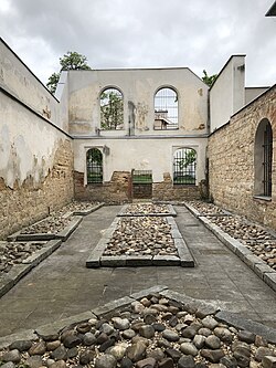 Obvodové zdivo Pomocné synagogy a pomník obětem šoa