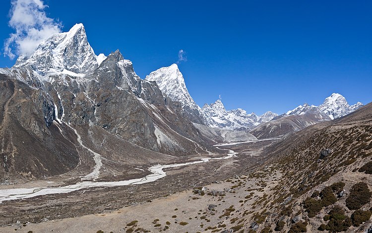 Панорама долины Кхумбу (Непал). Слева — пик Табоче (6495 м), в центре — пик Чолацзе[англ.] (6440 м)