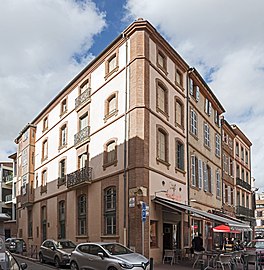 Façade sur la rue des Renforts et la place du Parlement.