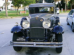 Два запасних колеса на бічних підніжках автомобіля Nash Ambassador[en] 1931 року.