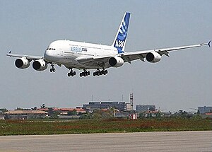 Prototyp A380: Erste Landung nach dem Jungfernflug (Flughafen Toulouse-Blagnac am 27. April 2005)