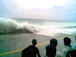 Le tsunami du 26 décembre 2004 arrivant à Malé, la capitale des Maldives