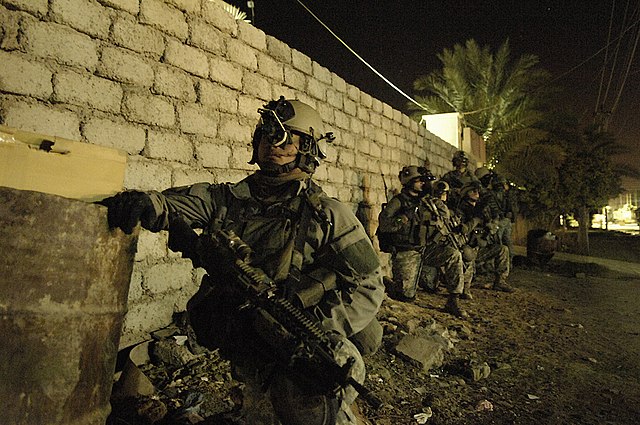 [Intervention] Intervention Américaine en Italie 640px-75th_Ranger_Regiment_conducing_operations_in_Iraq,_26_April_2007
