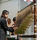 Egy angklungon játszó zenész