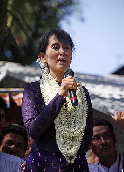 File:Aung San Suu Kyi gives speech.jpg