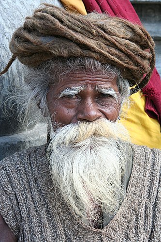 Непальский садху с белой бородой и волосами, заплетёнными в дредлоки
